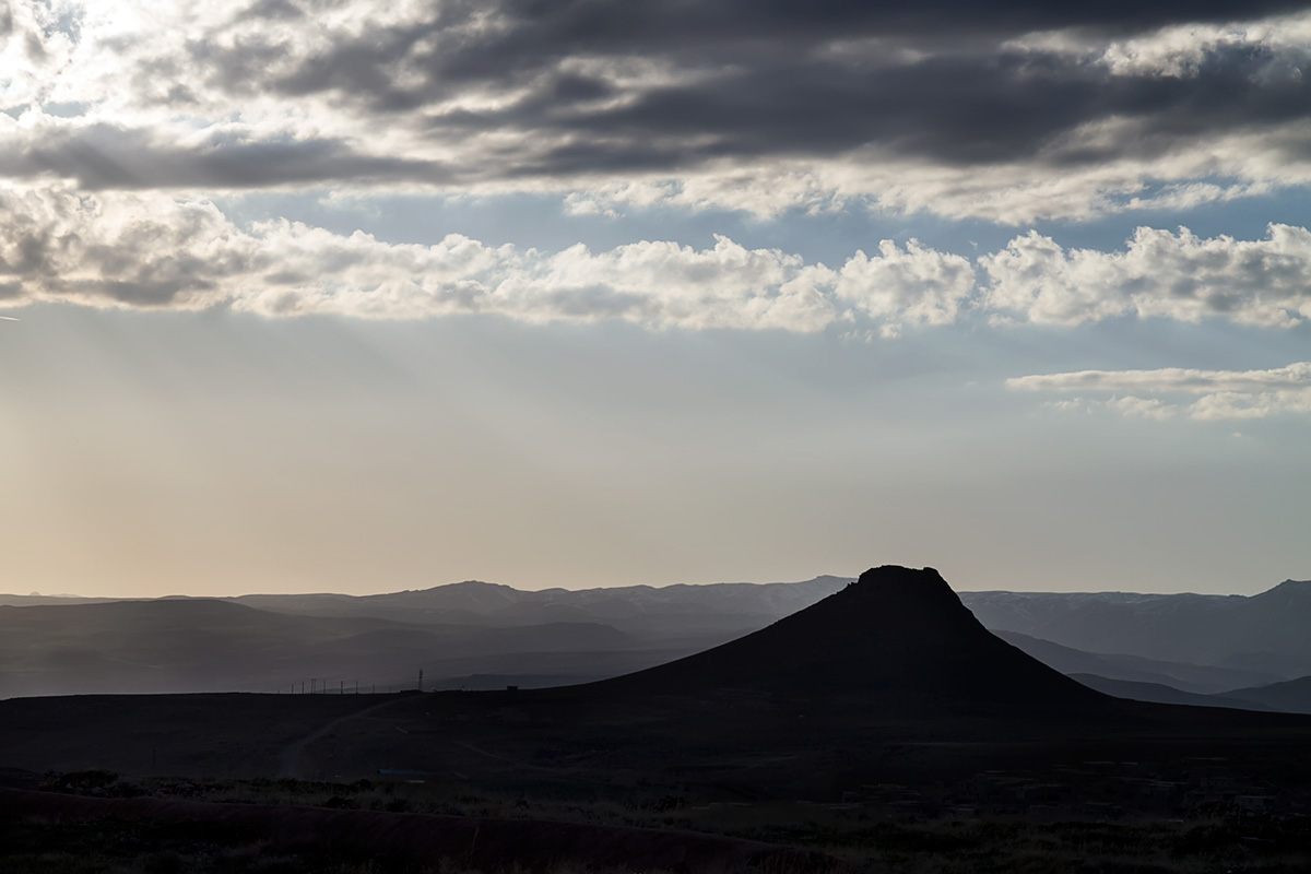 The peak of the Zendan-e Soleyman in the setting sun, photographed from the site of Takht-e Soleyman. The volcanic peak rises more than a 100 meters above the surrounding land and reaches around 2.300m ASL.