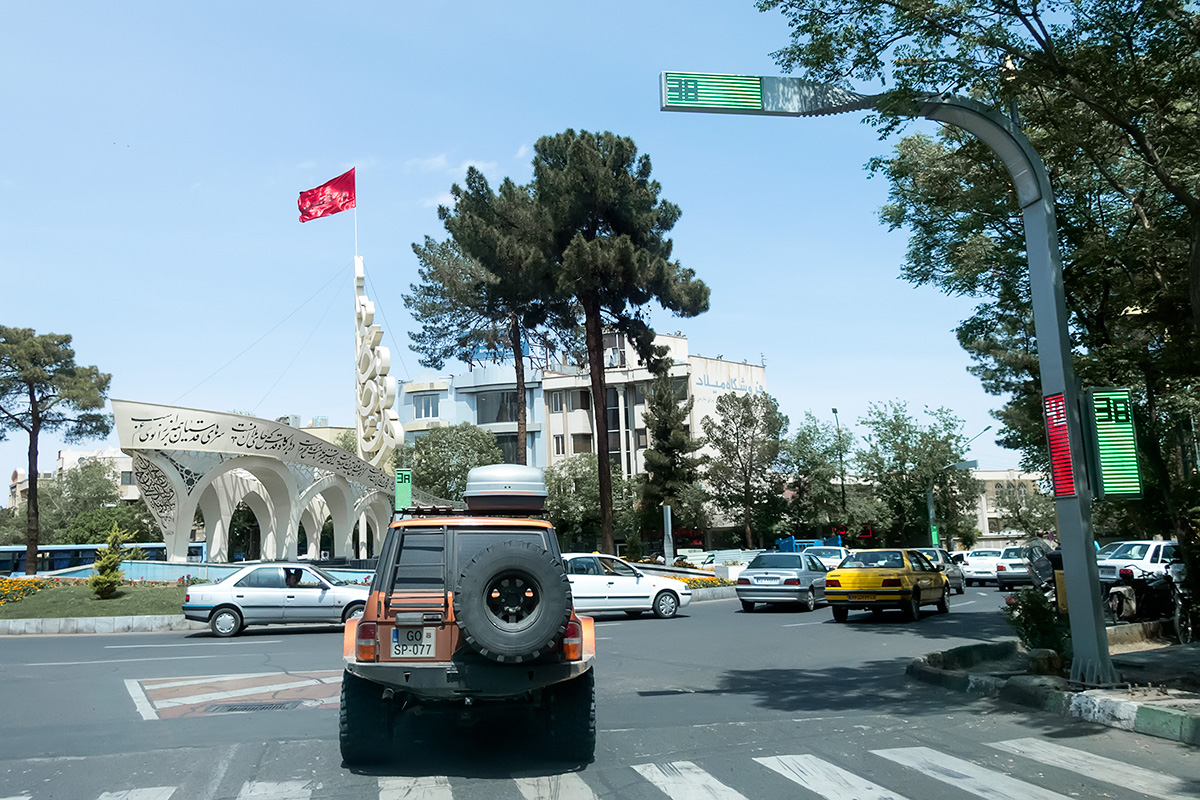 High-tech traffic lights in Kashan. And the intersections of the main roads are mostly decorated.