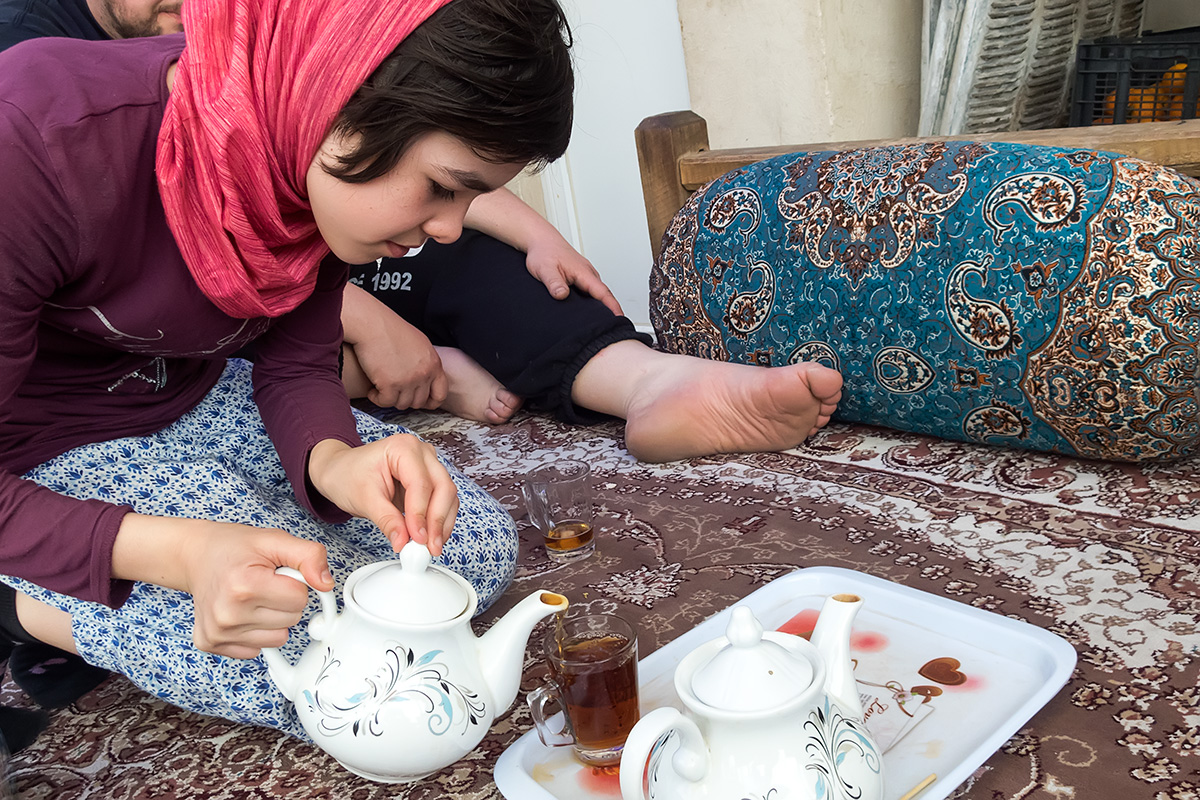 Serving of Iranian tea in Kashan.