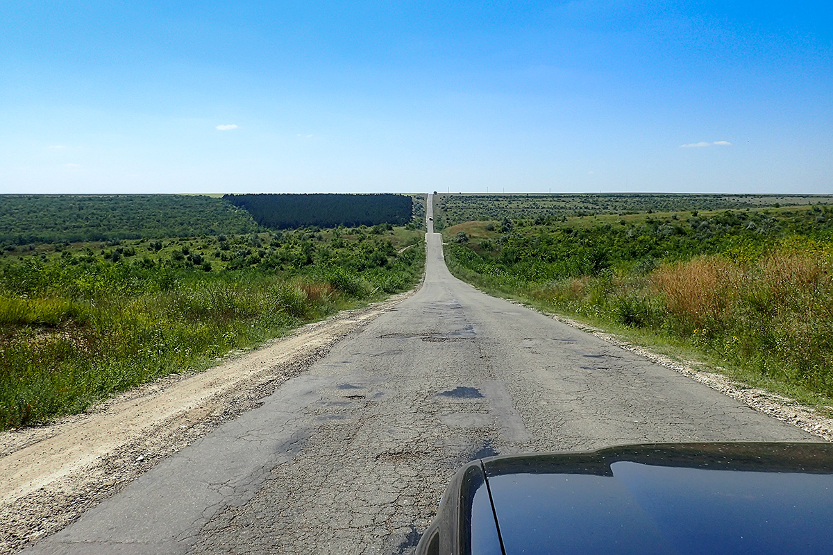 Ceste v Moldovi so ravne, a valovijo.