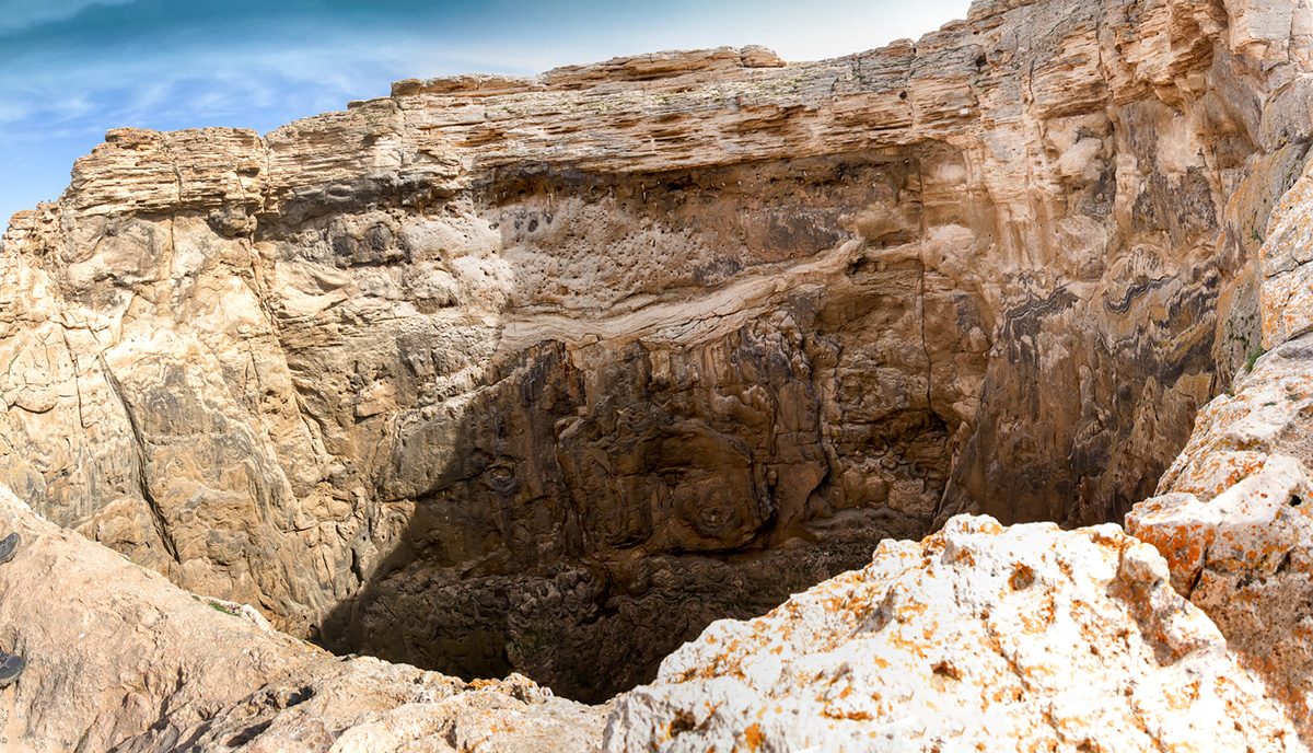 The \"bottomless\" pit of Zendan-e Soleyman measures approximately 65 meters across and over 80 meters deep.