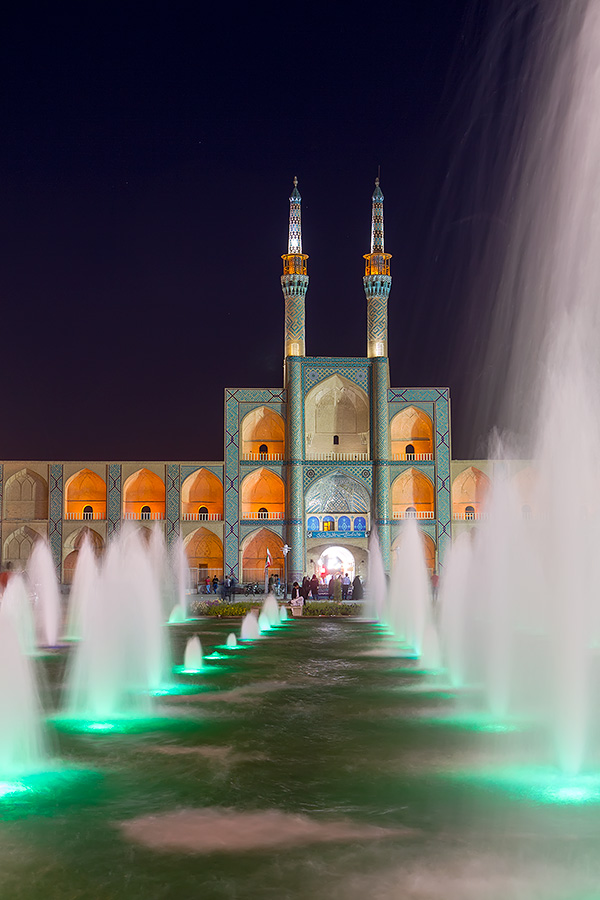 Yazd’s architectural centrepiece, the Amir Chakhmaq complex is located in the heart of the city, in a square of the same name. The water fountains and the façade really come alive when the night falls.